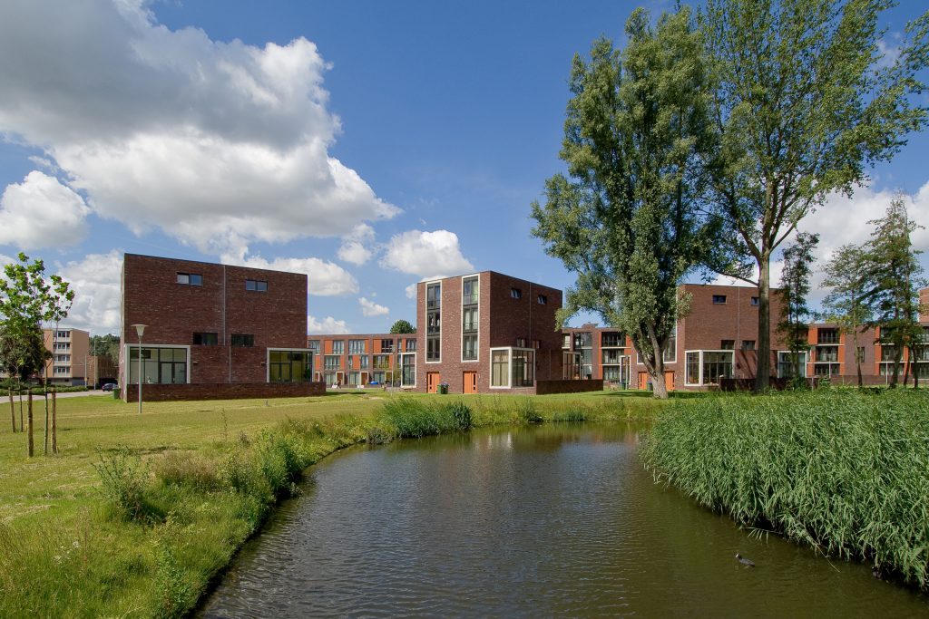 Bebouwing bij het water in Heempark IJsselmonde