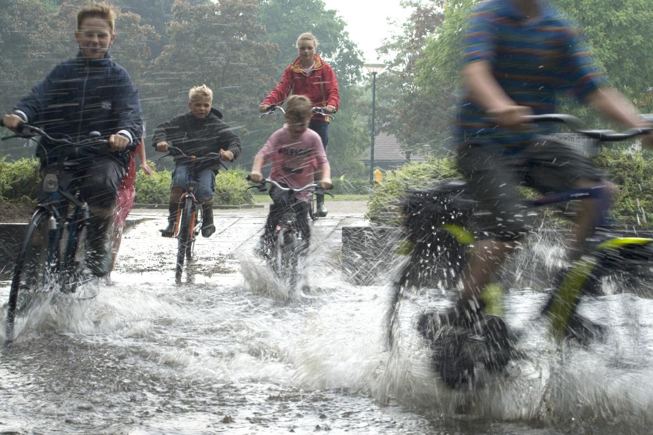 Foto wateroverlast fietsers