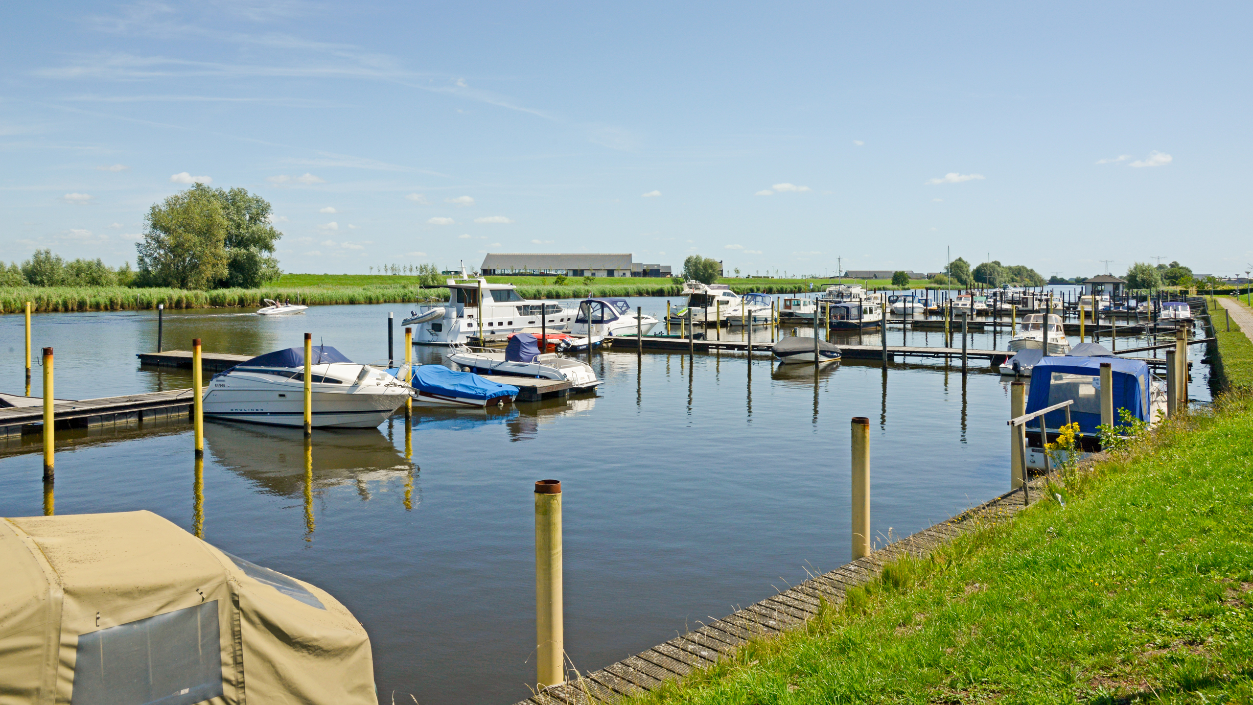 Jachthaven Hermenzeil, primaire kering boerderij terp