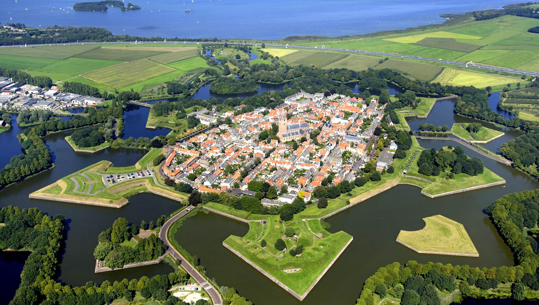 Luchtfoto Naarden vesting
