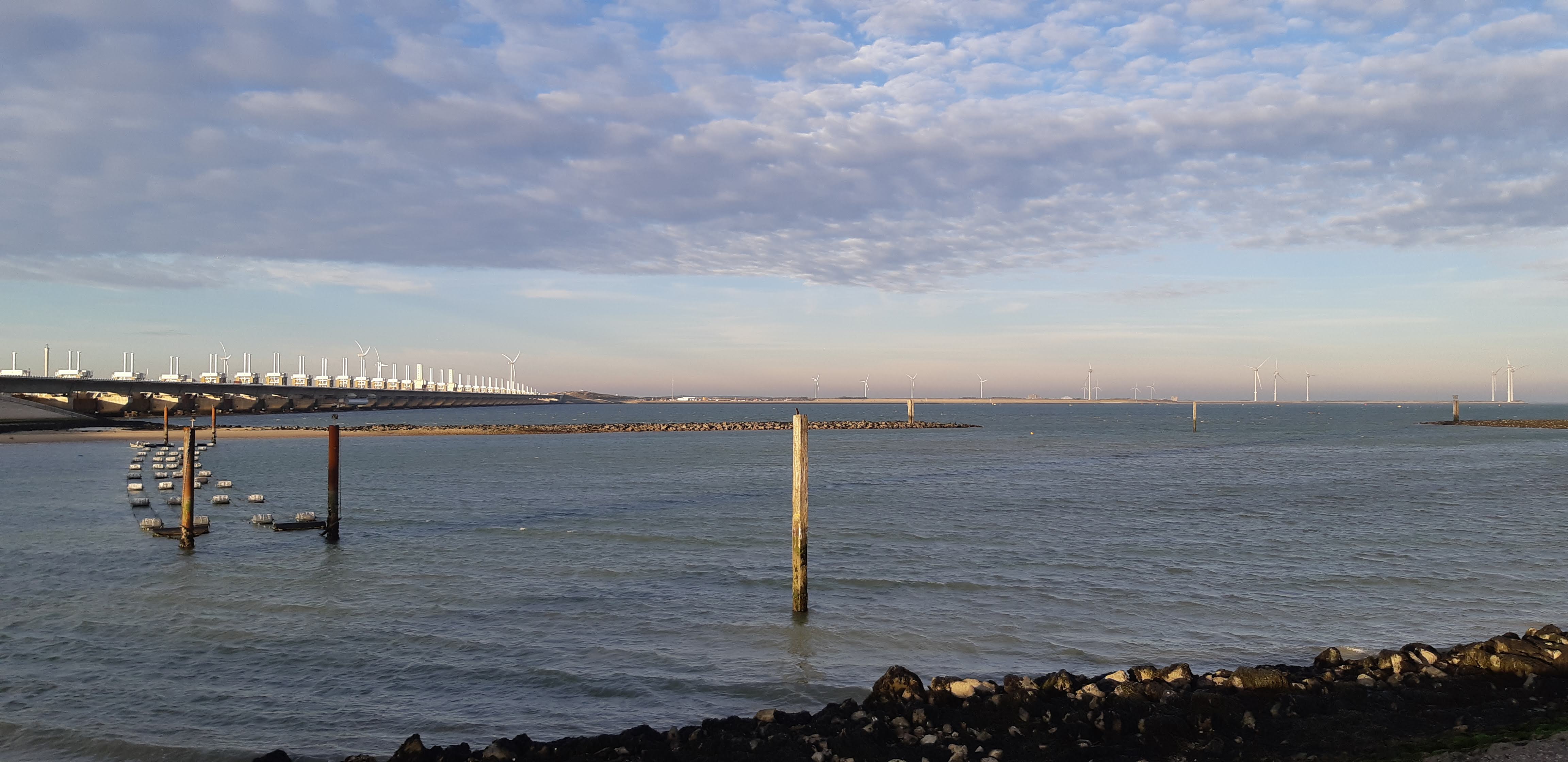 Zicht op de windturbines van Neeltje Jans